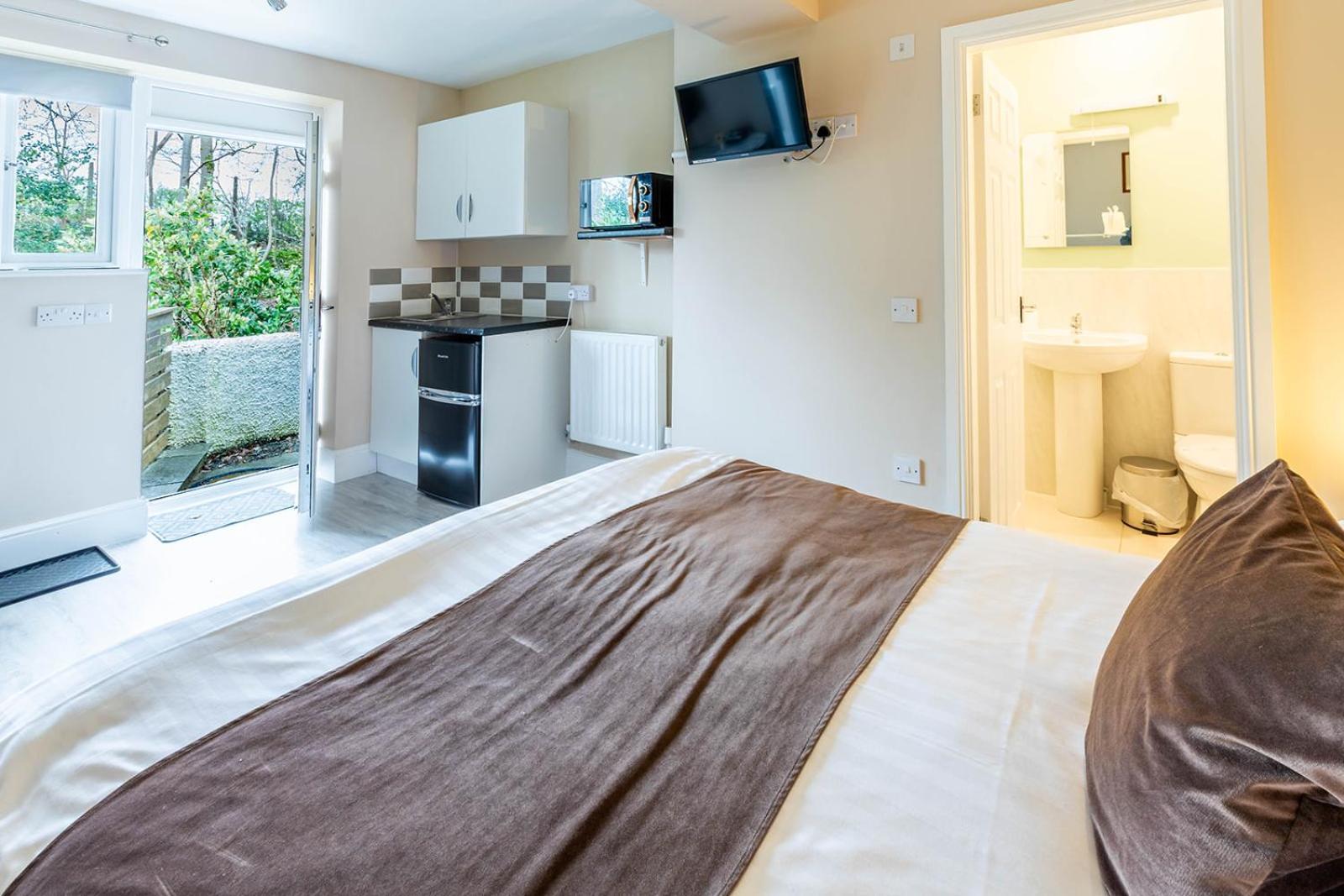 Roger Ground Guest House - With Onsite Car Parking Windermere Zewnętrze zdjęcie