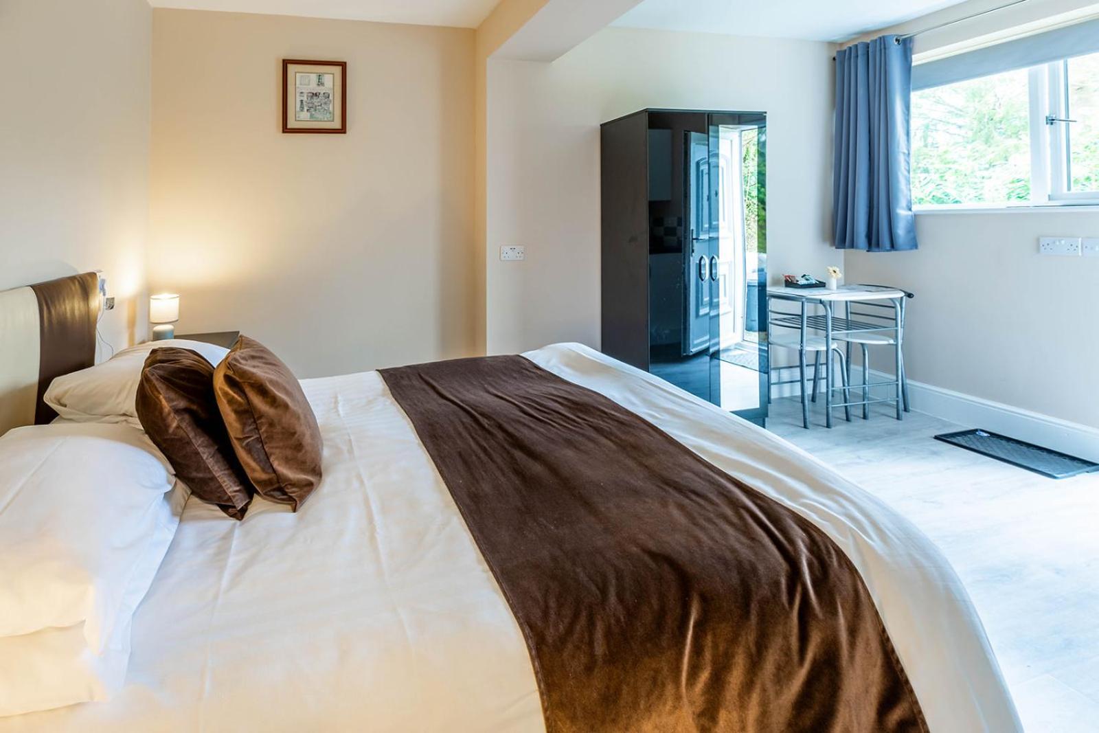 Roger Ground Guest House - With Onsite Car Parking Windermere Zewnętrze zdjęcie