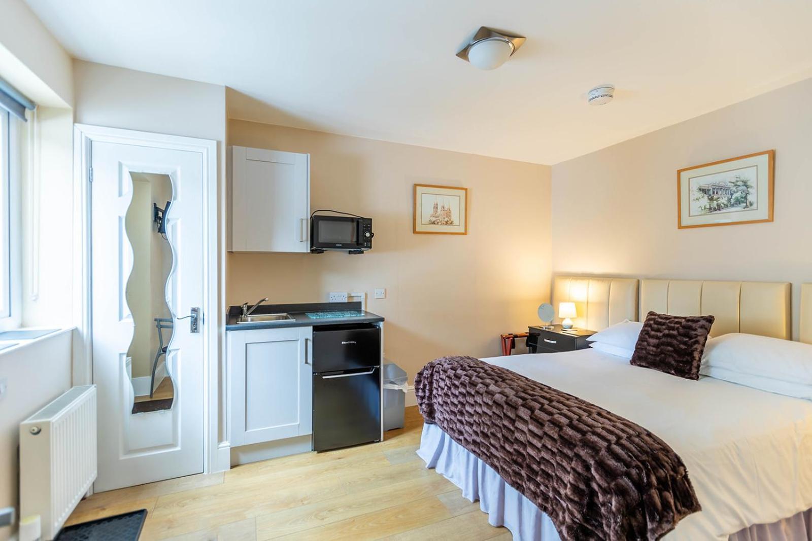 Roger Ground Guest House - With Onsite Car Parking Windermere Zewnętrze zdjęcie