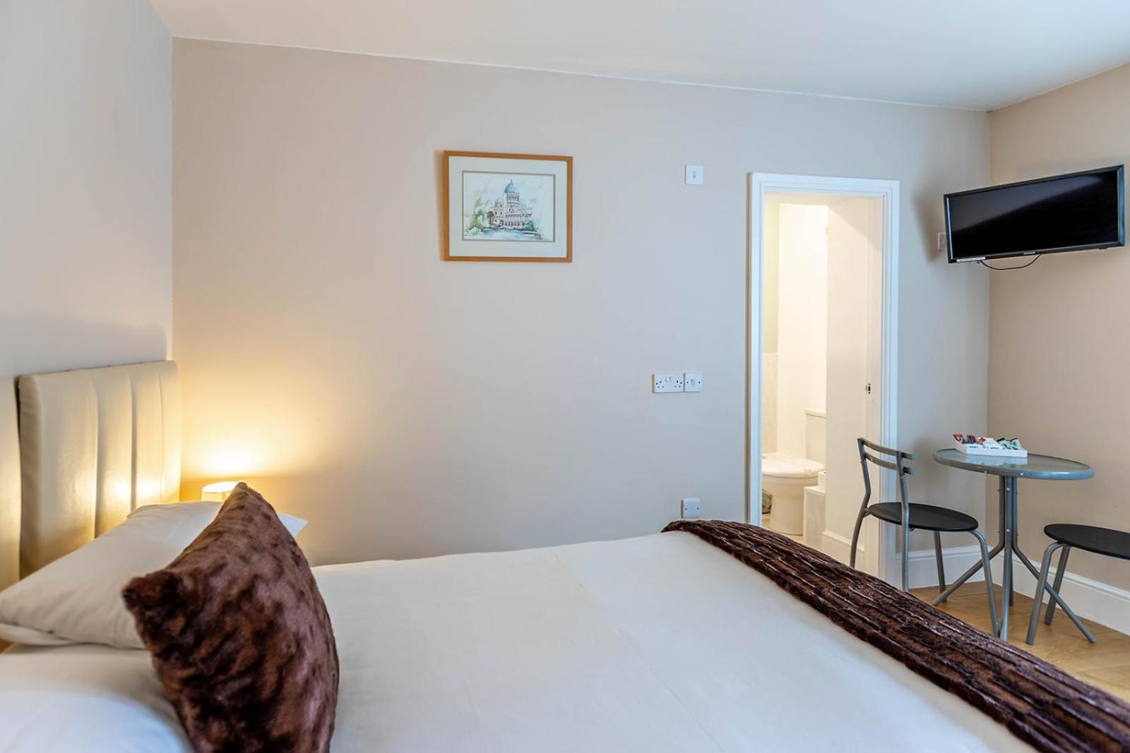 Roger Ground Guest House - With Onsite Car Parking Windermere Zewnętrze zdjęcie