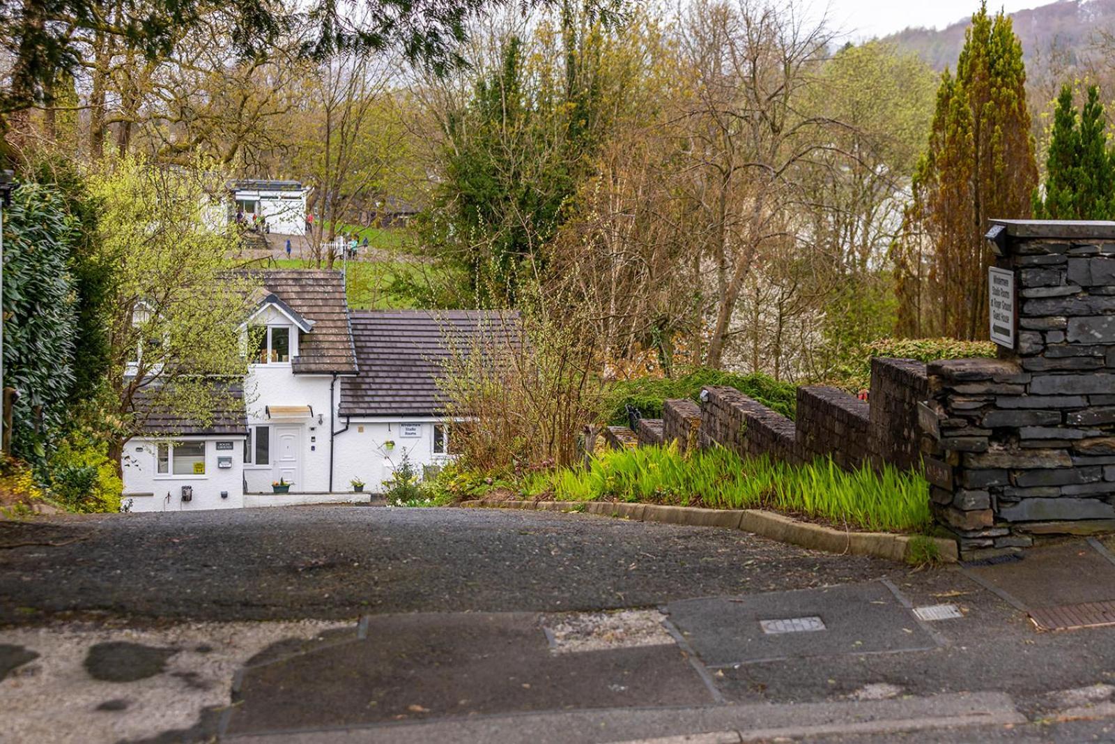 Roger Ground Guest House - With Onsite Car Parking Windermere Zewnętrze zdjęcie