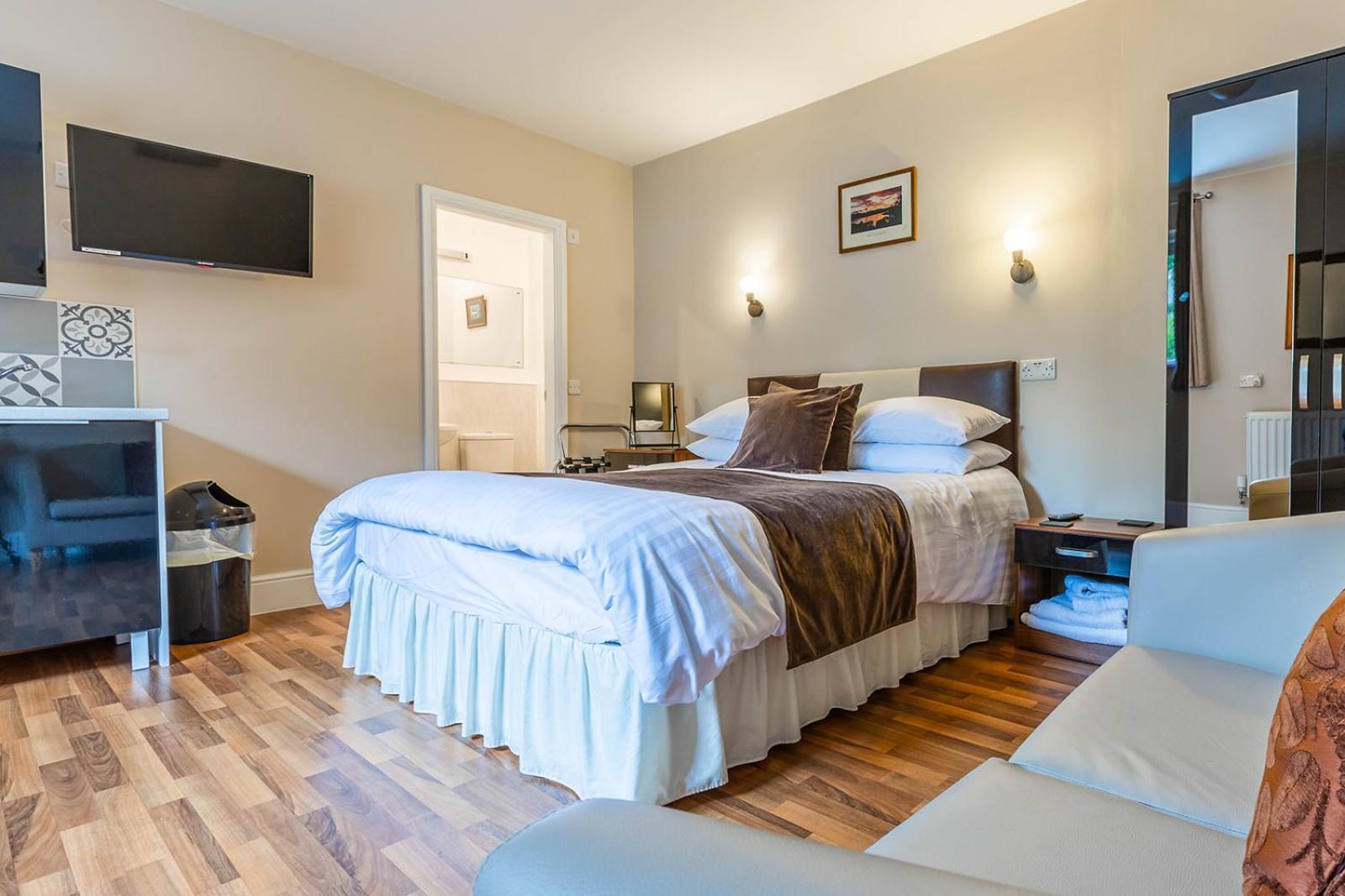Roger Ground Guest House - With Onsite Car Parking Windermere Zewnętrze zdjęcie