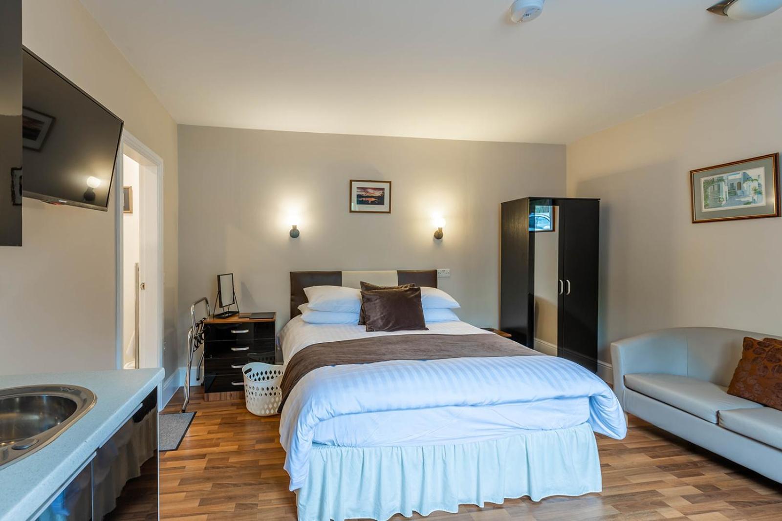 Roger Ground Guest House - With Onsite Car Parking Windermere Zewnętrze zdjęcie