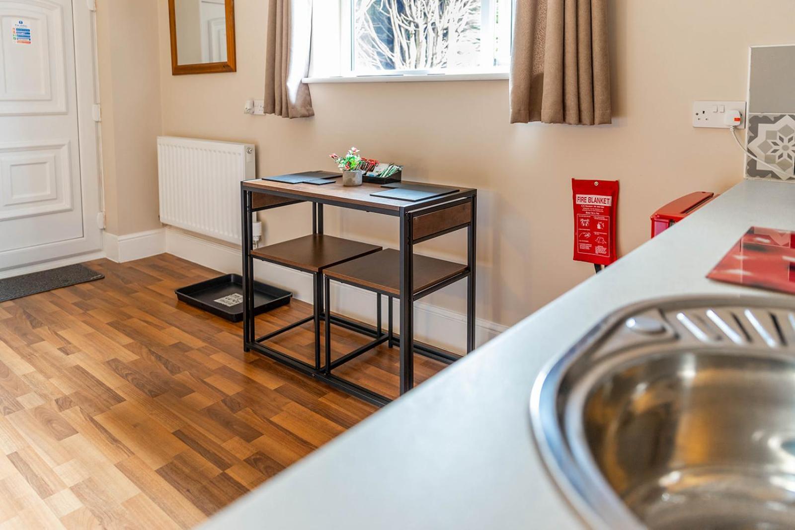 Roger Ground Guest House - With Onsite Car Parking Windermere Zewnętrze zdjęcie